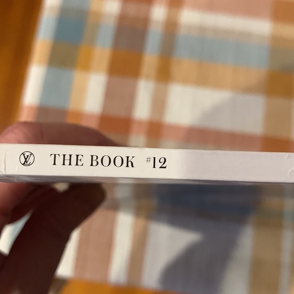 π₯SALEπ₯ Louis Vuitton Book/Magazine π₯SALEπ₯ - Picture 5 of 8